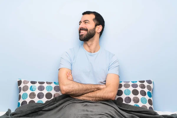 ベッドの中の男幸せと笑顔 — ストック写真
