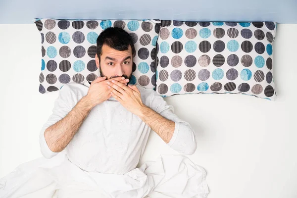 Man Bed Bovenaanzicht Bedekken Mond Met Handen — Stockfoto