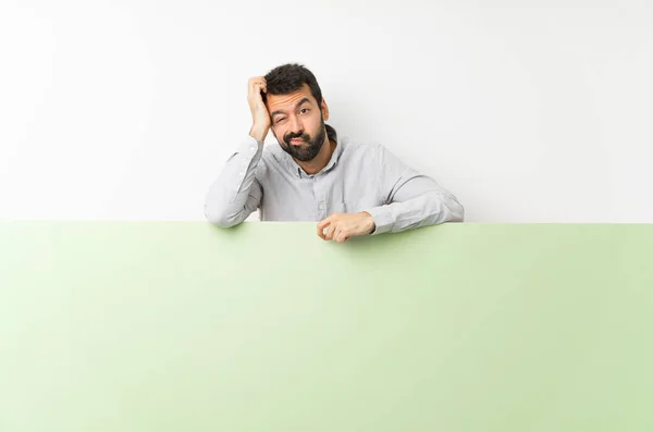 Jonge Knappe Man Met Baard Met Een Groot Groen Leeg — Stockfoto