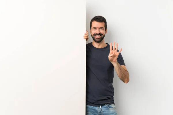 Joven Hombre Guapo Con Barba Sosteniendo Gran Cartel Vacío Feliz —  Fotos de Stock