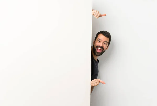 Jovem Homem Bonito Com Barba Segurando Grande Cartaz Vazio — Fotografia de Stock