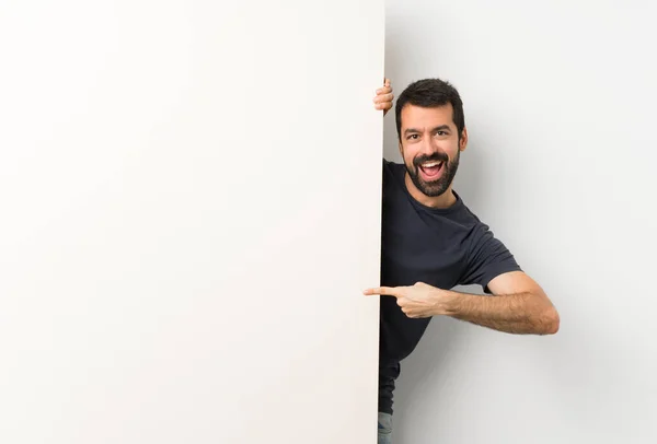 Jonge Knappe Man Met Baard Die Een Groot Leeg Bordje — Stockfoto