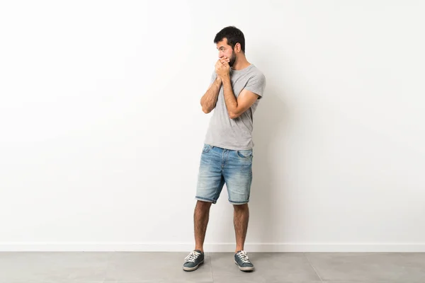 Tiro Cuerpo Entero Hombre Guapo Con Barba Cubriendo Boca Mirando — Foto de Stock