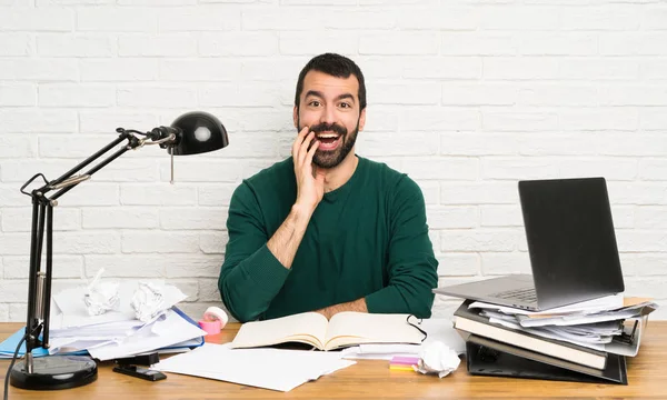 Studente Uomo Con Sorpresa Scioccato Espressione Facciale — Foto Stock