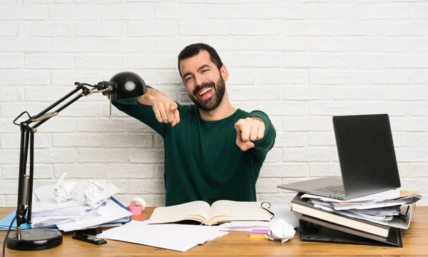 Studente Uomo Punti Dito Voi Mentre Sorride — Foto Stock