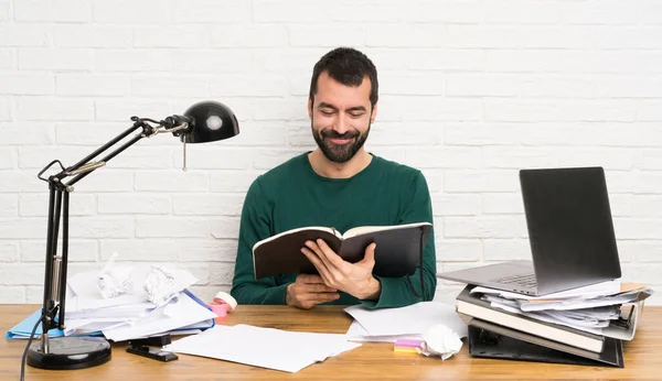 Felice Studente Uomo Seduto Tavola — Foto Stock