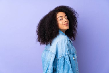 Genç Afrikalı Amerikalı kadın mor arka planda izole edilmiş. Portre