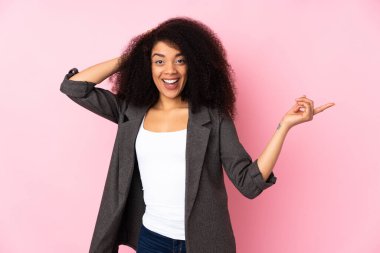 Tecrit edilmiş geçmişi olan genç Afrikalı Amerikalı kadın şaşırdı ve parmağını yana çevirdi.