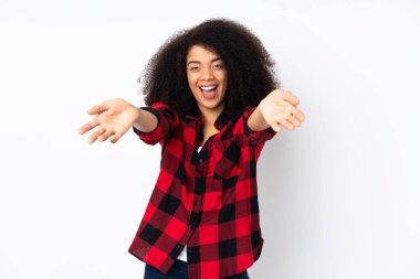 Tecrit edilmiş bir geçmişi olan genç Afrikalı Amerikalı kadın sunar ve davet eder.