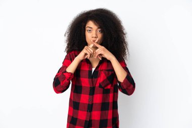 Genç Afrikalı Amerikalı kadın, izole edilmiş geçmişinde sessizlik işareti gösteriyor.