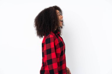 Genç Afrikalı Amerikalı kadın, izole edilmiş geçmişiyle gülüyor.