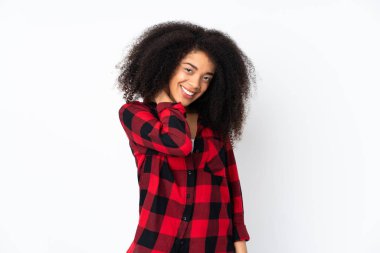 Genç Afrikalı Amerikalı kadın, izole bir geçmişle gülüyor.