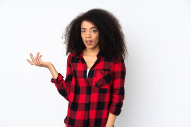 Tecrit edilmiş geçmişi olan genç Afrikalı Amerikalı kadın şüpheli hareketler yapıyor.