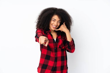 Genç Afro-Amerikalı kadın izole edilmiş geçmişinde telefon hareketlerinde bulunuyor.