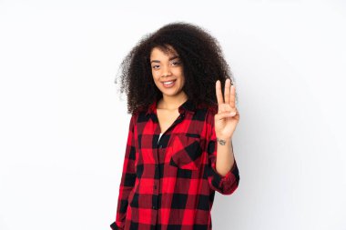 Tecrit edilmiş geçmişi olan genç Afrikalı Amerikalı kadın mutlu ve parmaklarıyla üçe kadar sayıyor.