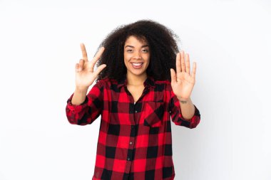 Genç Afrikalı Amerikalı kadın tecrit edilmiş geçmişinden sekiz parmaklı sayıyor.