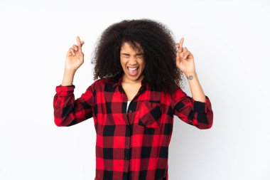 Genç Afro-Amerikalı kadın izole edilmiş geçmişinde şans diliyor.