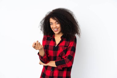 Genç Afrikalı Amerikalı kadın izole bir hayat sürüyor.