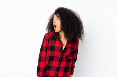 Genç Afrikalı Amerikalı kadın, tecrit edilmiş geçmişine bakarak sürpriz jest yapıyor.