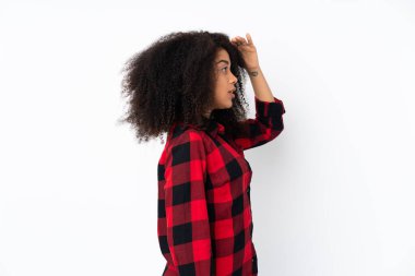 Genç Afro-Amerikalı kadın, tecrit edilmiş geçmişine bakarken şaşırmış bir ifadeyle bakıyor.