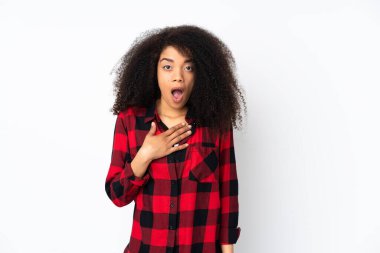 Genç Afro-Amerikalı kadın izole bir hayat sürerken şaşırdı ve şaşırdı.