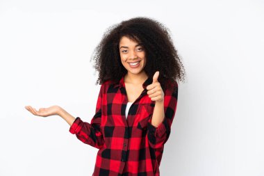 Genç Afro-Amerikalı kadın, arka planda izole edilmiş bir şekilde, fotokopi çekerken, bir ilan vermek için avucunda hayali bir şey tutuyordu.