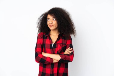 Genç Afrikalı Amerikalı kadın izole edilmiş geçmişine bakarken şüpheleri var.