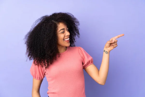 Jong Afrikaans Amerikaans Vrouw Geïsoleerd Paarse Achtergrond Wijzend Vinger Naar — Stockfoto