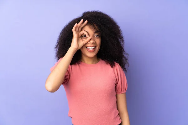 Молода Афроамериканська Жінка Ізольована Пурпуровому Фоні Показує Вона Має Знак — стокове фото