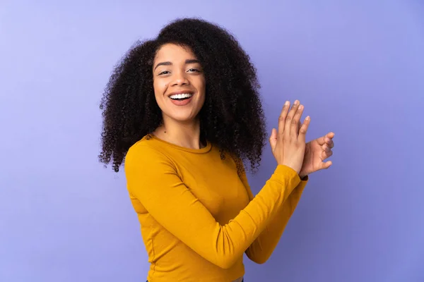 Jovem Afro Americana Isolada Fundo Roxo Aplaudindo — Fotografia de Stock