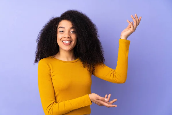 Jovem Afro Americana Isolada Fundo Roxo Estendendo Mãos Para Lado — Fotografia de Stock