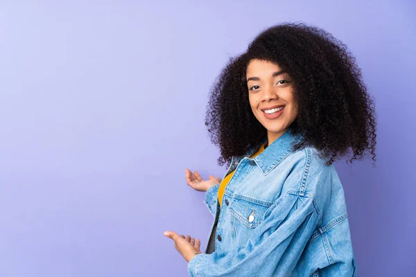 Jovem Afro Americana Isolada Fundo Roxo Estendendo Mãos Para Lado — Fotografia de Stock