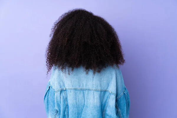 Молодая Африканская Американка Изолированная Фиолетовом Фоне Задней Позиции — стоковое фото