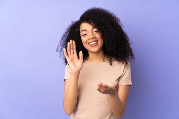 Молода Афроамериканська Жінка Ізольована Пурпуровому Фоні Аплодуючи Після Презентації Конференції — стокове фото