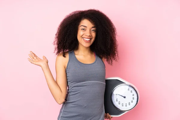 Young African American Woman Isolated Pink Background Weighing Machine — Stock Photo, Image