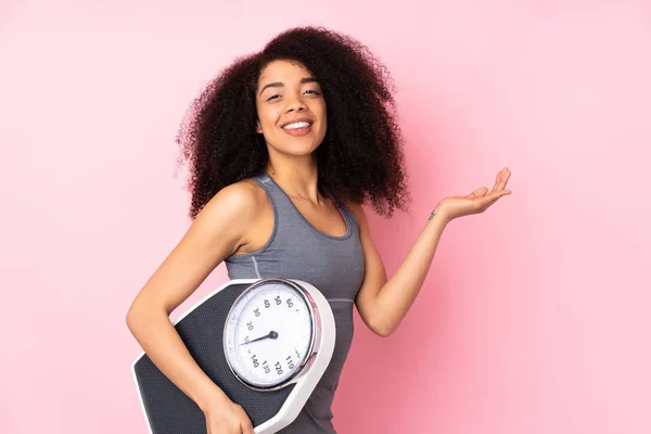 Young African American Woman Isolated Pink Background Weighing Machine — Stock Photo, Image
