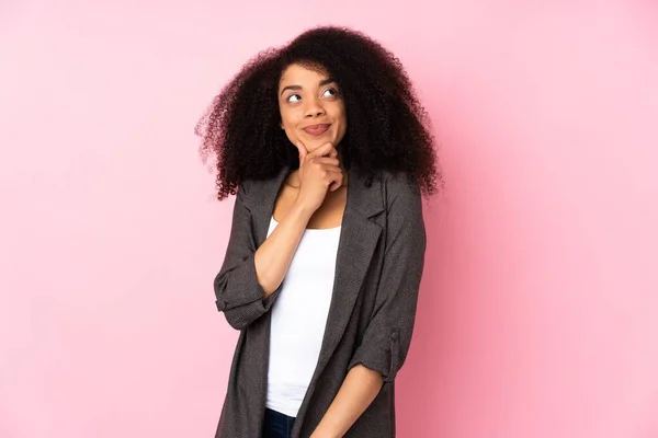 Junge Afrikanisch Amerikanische Frau Mit Isoliertem Hintergrund Denkt Beim Nachschlagen — Stockfoto