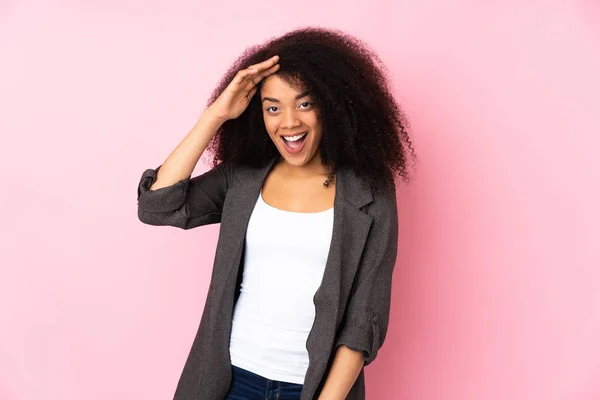 Jovem Afro Americana Sobre Fundo Isolado Percebeu Algo Pretendendo Solução — Fotografia de Stock