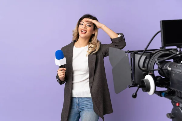 Repórter Adolescente Segurando Microfone Relatando Notícias Isoladas Fundo Roxo Olhando — Fotografia de Stock