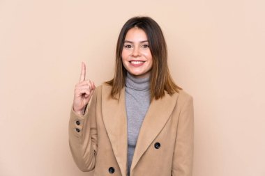 Tecrit edilmiş genç bir kadın işaret parmağıyla işaret ediyor. Harika bir fikir.