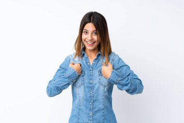 Yüzünde sürpriz ifade olan, izole edilmiş beyaz bir geçmişi olan genç kadın.