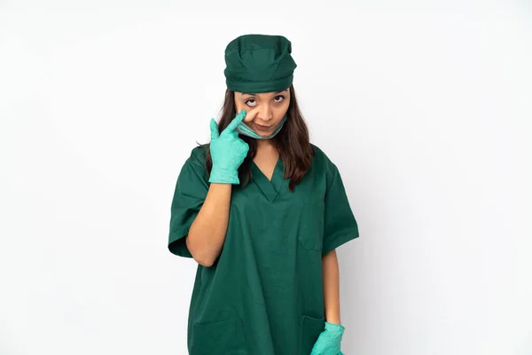 Chirurg Žena Zelené Uniformě Izolované Bílém Pozadí Ukazující Něco — Stock fotografie