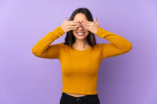 Mujer Joven Mestiza Aislada Sobre Fondo Púrpura Cubriendo Los Ojos —  Fotos de Stock