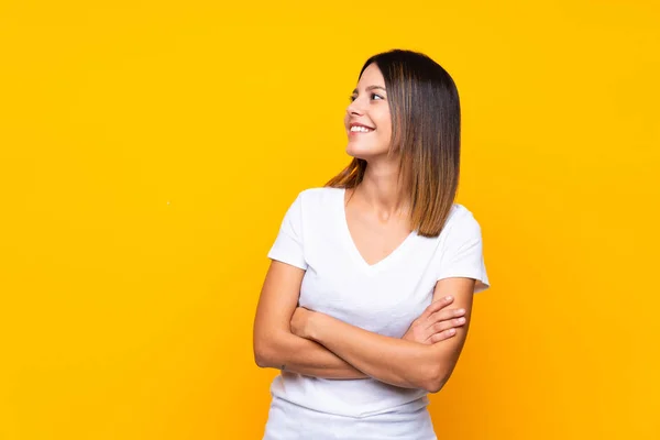 Joven Mujer Sobre Aislado Amarillo Fondo Feliz Sonriente —  Fotos de Stock