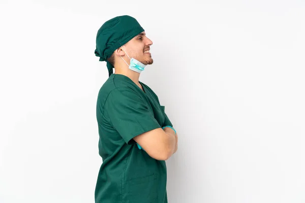 身穿绿色制服的外科医生 侧向隔离在孤立的白色背景上 — 图库照片
