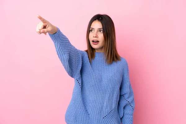 Jovem Mulher Com Suéter Azul Sobre Fundo Rosa Isolado Apontando — Fotografia de Stock