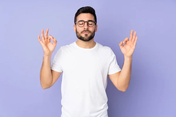 Caucásico Guapo Hombre Sobre Aislado Fondo Zen Pose — Foto de Stock