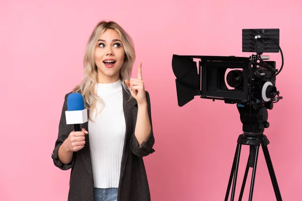 Egy Riporter Mikrofont Tart Kezében Híreket Közöl Elszigetelt Rózsaszín Háttér — Stock Fotó