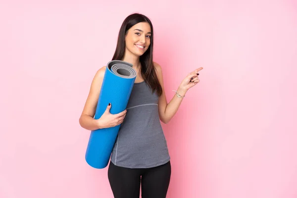 Young Caucasian Woman Mat Isolated Pink Background Pointing Finger Side — Stock Photo, Image