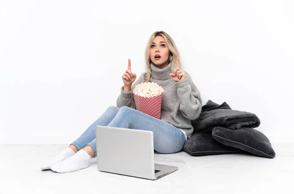 Teenager Blonde Mädchen Popcorn Essen Während Sie Einen Film Auf — Stockfoto